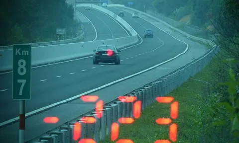 Xe BMW chạy 223 km/h trên cao tốc