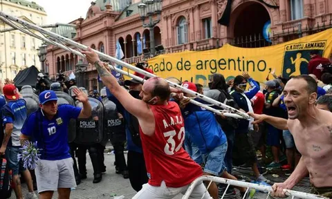 Mặc COVID-19, dân Argentina đổ ra đường tiễn đưa Maradona