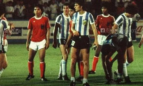 Maradona từng làm cả đội Indonesia trố mắt, đứng im như tượng nhờ cú tâng bóng 'ma thuật'
