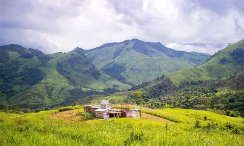 Khánh Hòa: Liên lạc được 45 du khách, người dân mắc kẹt trên núi Tà Giang