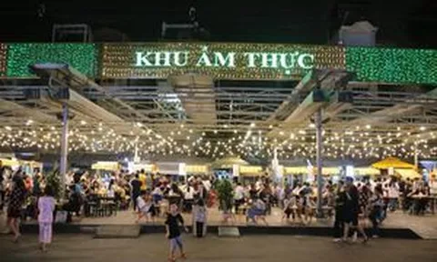 Phố đi bộ đêm Kỳ đài Quang Trung, quận 10 có gì?