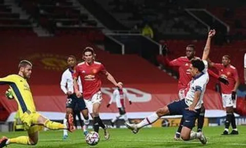 Xà ngang từ chối siêu phẩm của Cavani - Fred nhận thẻ đỏ, MU gục ngã trước PSG