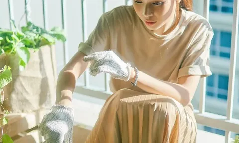 Đăng ảnh chăm bón vườn rau nhà Jun Phạm, hotgirl Sam hỏi fan: 'Đủ tiêu chuẩn làm vợ chưa?'