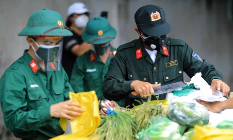 Bộ đội và công an trao gạo, cá tươi tận tay người dân TP.HCM