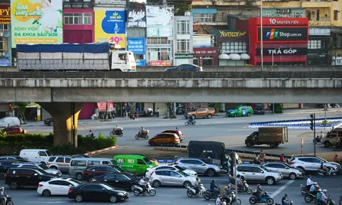 Cảnh trái ngược giữa trong và ngoài vùng xanh tại Hà Nội