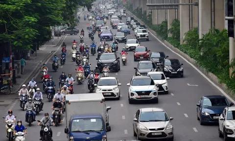 Sáng đầu tuần, đường Hà Nội lại đông đúc xe cộ