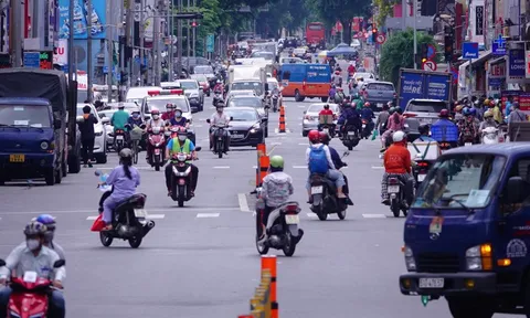 Đường phố TP.HCM đông trở lại