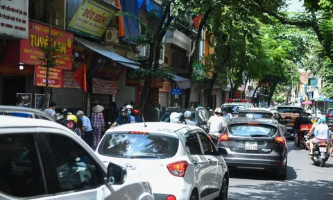 Ảnh: Cảnh mua bán bánh Trung thu mất trật tự ở phố Thụy Khuê