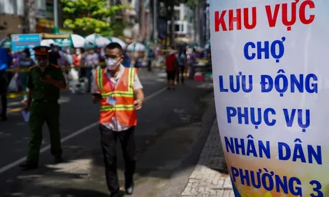 Chợ lưu động phục vụ người dân 'vùng xanh' tại TP.HCM