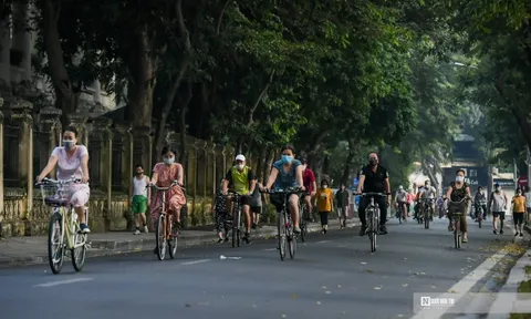 Hà Nội: Người dân ùn ùn ra đường tập thể dục
