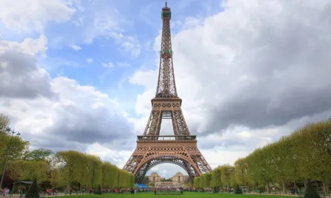 Độc đáo: Căn hộ bí mật trên đỉnh tháp Eiffel