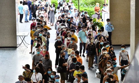 Dòng người chen chúc ở tàu trên cao Cát Linh - Hà Đông