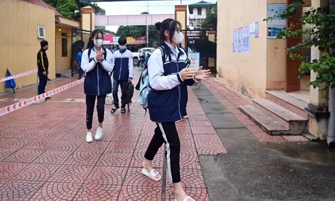 Học sinh ngoại thành Hà Nội đến trường sau 6 tháng nghỉ học