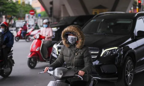 Người Hà Nội quàng khăn tránh gió lạnh đầu đông