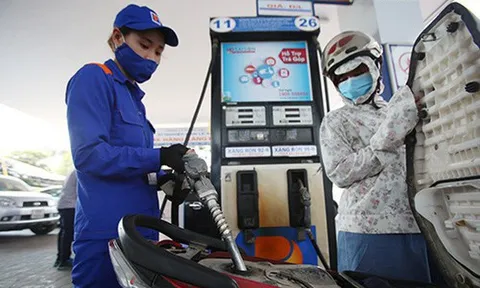 Giá xăng tiếp tục tăng, tiến sát mức 25.000 đồng/lít
