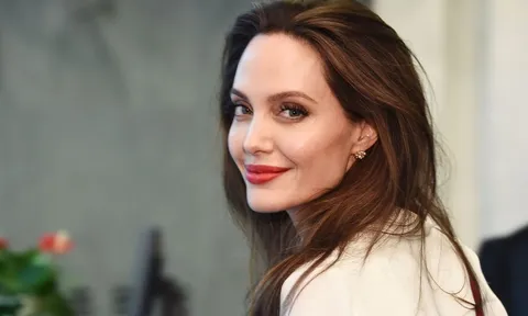 Thời trang thảm đỏ của Angelina Jolie