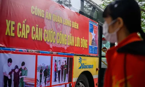 Cấp CCCD lưu động cho công nhân trên xe buýt