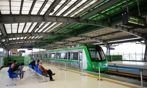 Tàu Cát Linh - Hà Đông vắng khách trong ngày đầu bán vé