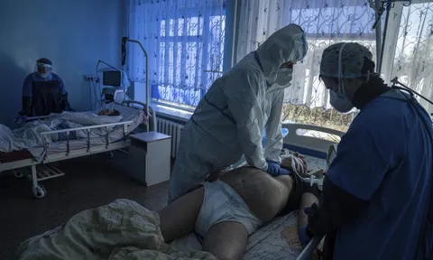 Nhân viên y tế tuyến đầu Ukraine kêu cứu