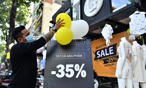 Treo quần áo ra vỉa hè vẫy khách ngày Black Friday ở TP.HCM