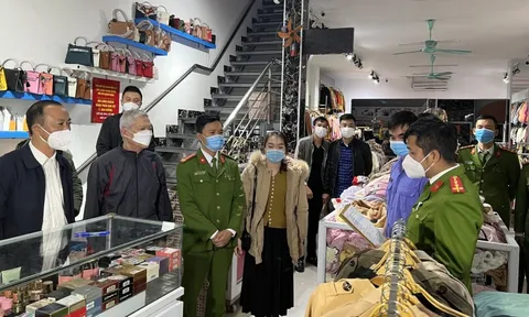 Vụ bạo hành nữ sinh trộm váy: Vợ chồng chủ shop bị khởi tố những tội danh gì?