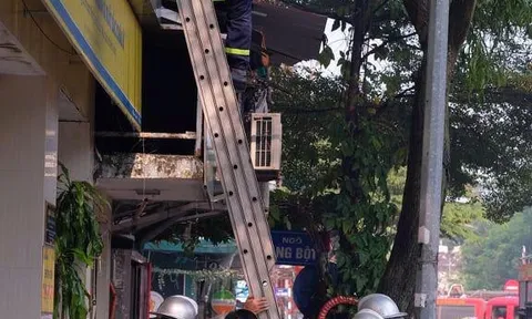 Hà Nội: Cháy lớn tại nhà 2 tầng khiến nhiều người hoảng loạn tháo chạy