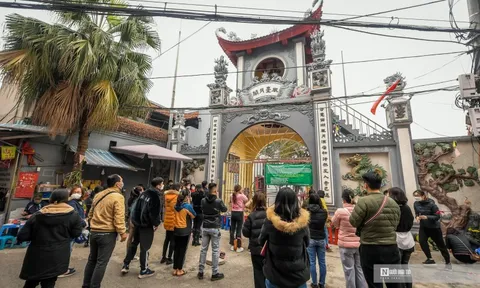 Người dân ùn ùn vái vọng phủ Tây Hồ ngày đầu tháng Chạp