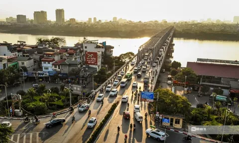 Cõng lượng xe gấp 8 lần thiết kế mỗi ngày, cầu Chương Dương xuống cấp thế nào?