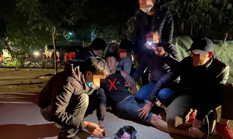 Nghệ An: Bắt 2 đối tượng buôn ma tuý, thu giữ súng và kiếm tự chế