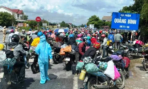 Chuyện của những CSGT trên cung đường đón người dân về quê tránh dịch