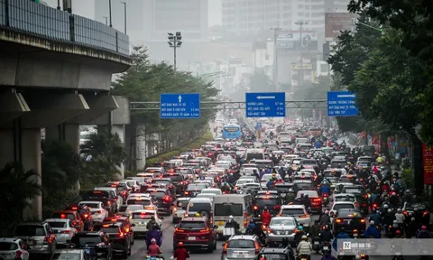 Đường phố Thủ đô đông đúc sau kỳ nghỉ Tết