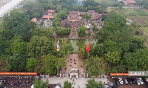 Đền Trần không tổ chức khai ấn vẫn đông khách