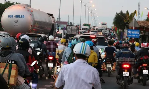Ùn xe kéo dài hàng km trên Quốc lộ 1A