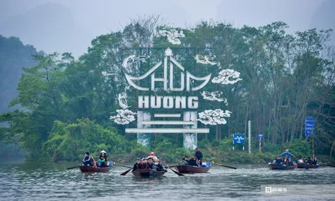 Tấp nập du khách vãn cảnh chùa Hương ngày đầu mở cửa