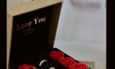Khoe cặp nhẫn, thủ môn Bùi Tiến Dũng ngầm thông báo cưới bạn gái Tây nóng bỏng?