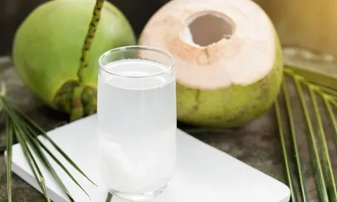 Uống nước cam, nước dừa có làm người nhiễm Covid lâu khỏi hơn?