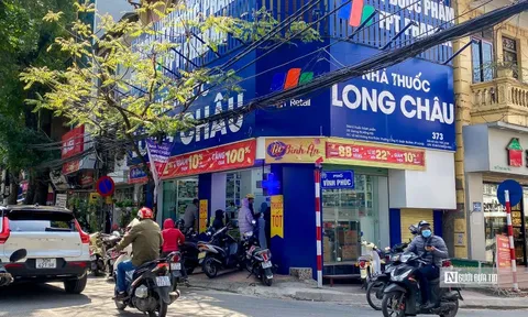Đổ xô đi mua thuốc chữa Covid-19, nhiều người ngậm ngùi đi về