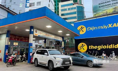Dòng người nối đuôi nhau đi mua xăng trước ngày điều chỉnh giá