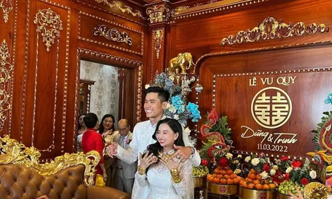 Xôn xao hình ảnh cô dâu "gồng mình" đeo trĩu vàng, nhận chục tỷ và xe sang