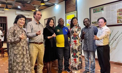 Đệ nhất phu nhân Cộng hoà Sierra Leone yêu tà áo dài truyền thống Việt