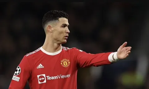 Ronaldo sẽ ở lại MU dù có vé dự Champions League hay không
