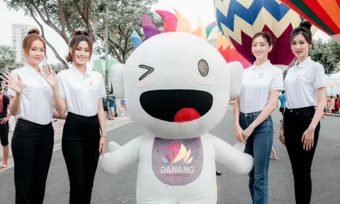 Hoa hậu Lương Thùy Linh thích thú trải nghiệm khinh khí cầu tại Đà Nẵng