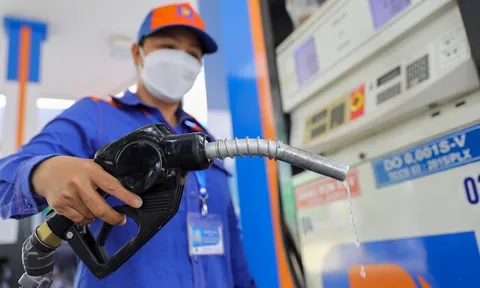 Giá xăng giảm 1.021 đồng/lít từ 0h ngày 1/4
