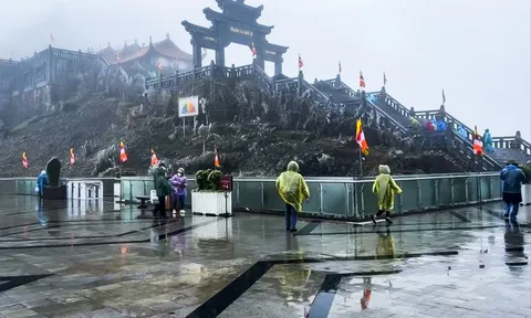 Băng giá bất ngờ phủ đỉnh Fansipan