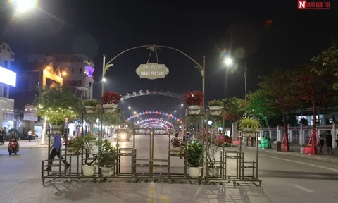Hàng nghìn người đổ về trải nghiệm phố đi bộ ở Tp.Vinh