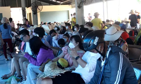 Khánh Hòa: Du khách đổ về Nha Trang trong kỳ nghỉ lễ Giỗ tổ Hùng Vương