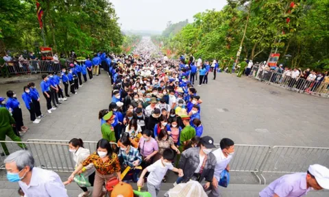 Biển người chen chân dâng hương giỗ Tổ Hùng Vương