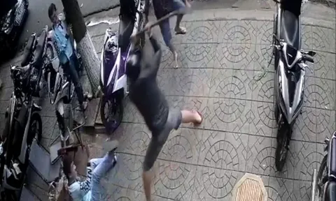 Đang ngồi trong quán cà phê, nam thanh niên bất ngờ bị chém tới tấp