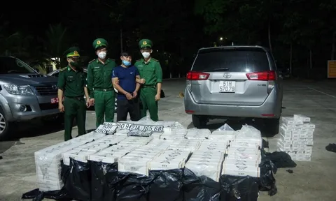 Bắt kẻ chở 12.500 bao thuốc lá lậu và giấu 2 biển số giả trên xe