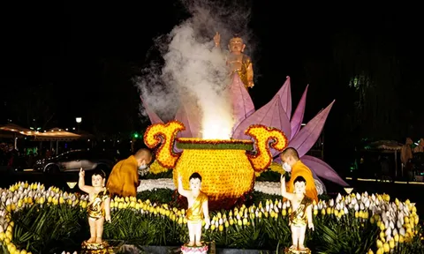 Đà Lạt: Lễ thắp sáng 7 đóa hoa sen kính mừng Đại lễ Phật Đản